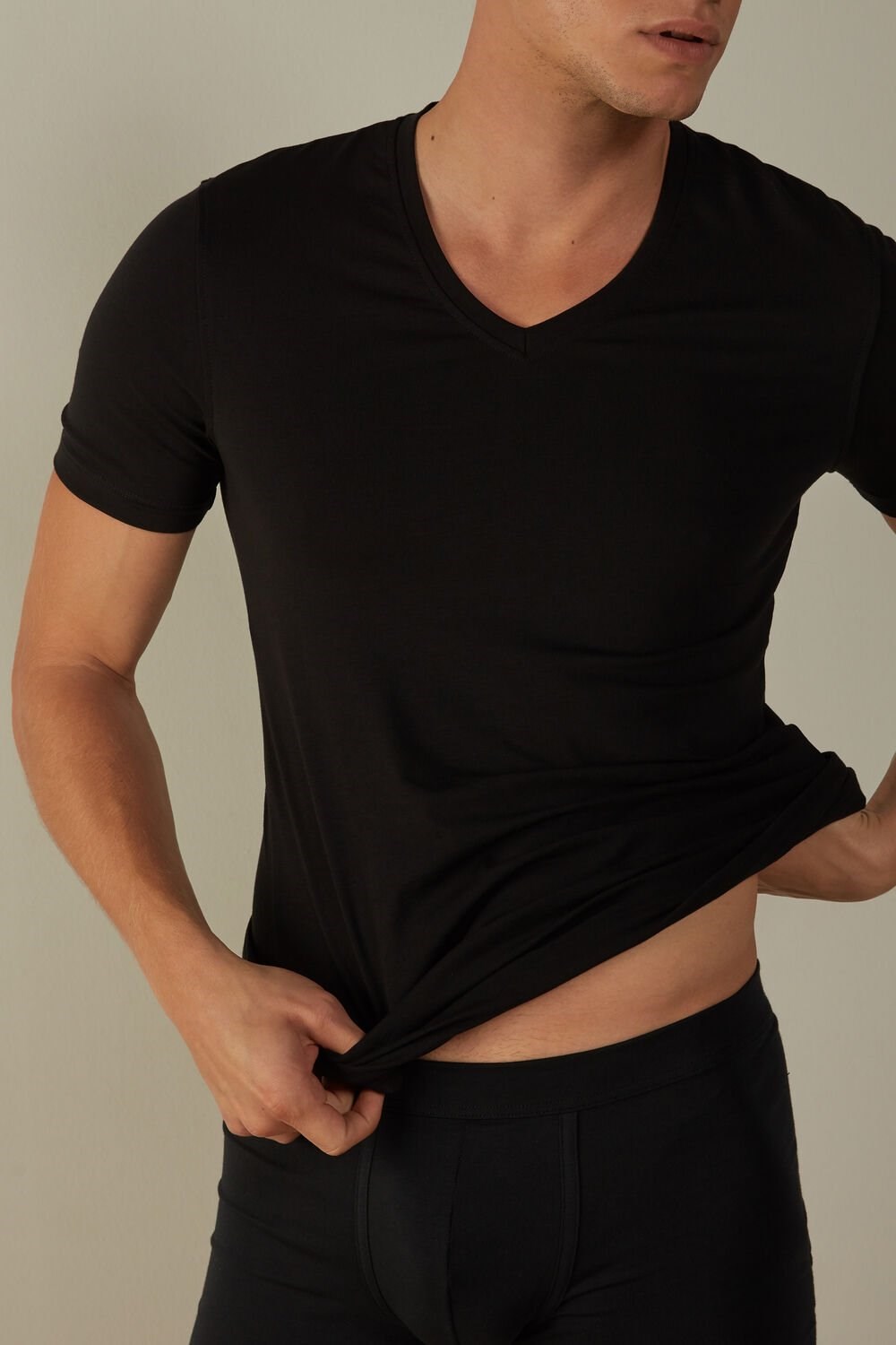 Black - 019 - Black Intimissimi V-neck T-shirt in Stretch Supima® Cotton | OMZJ-62593