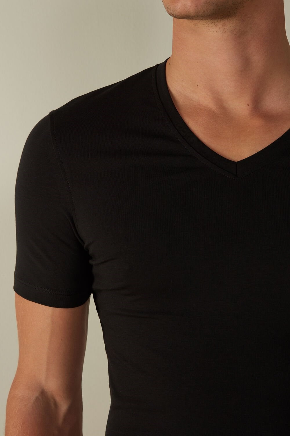 Black - 019 - Black Intimissimi V-neck T-shirt in Stretch Supima® Cotton | OMZJ-62593