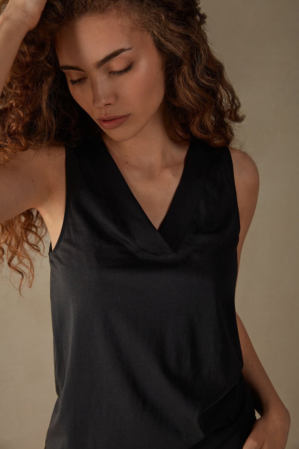 Black - 019 - Black Intimissimi V-neck Top in Supima® Ultrafresh Cotton | ZLWM-34576