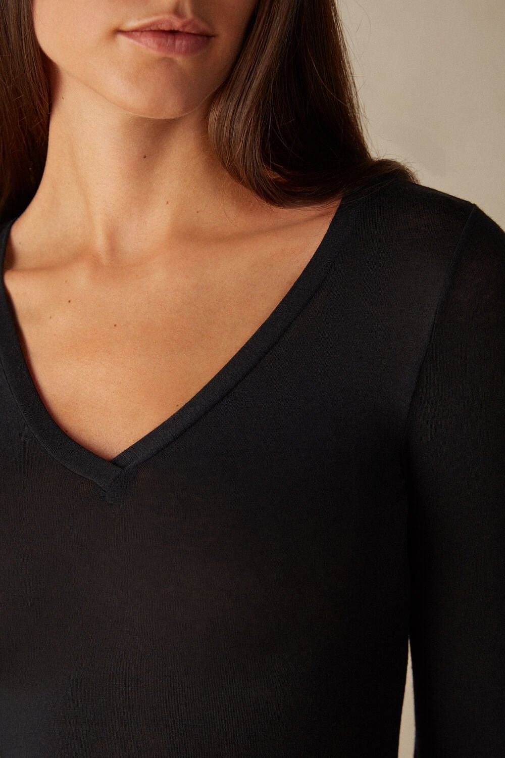 Black - 019 - Black Intimissimi V-neck top in Modal Ultralight with Cashmere | GMZS-82609