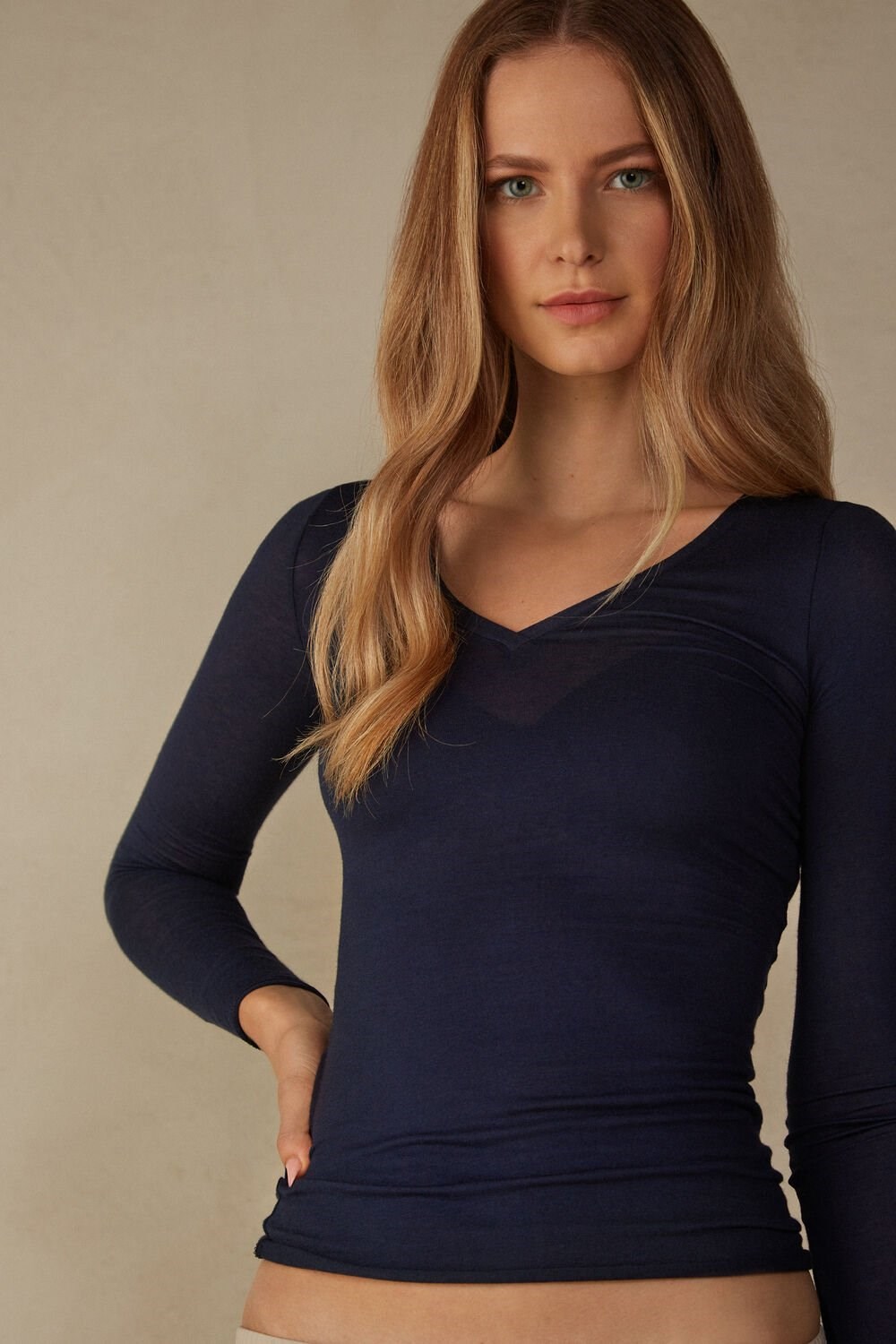 Blue - 1467 - Intense Blue Intimissimi V-neck top in Modal Ultralight with Cashmere | HOSC-57640