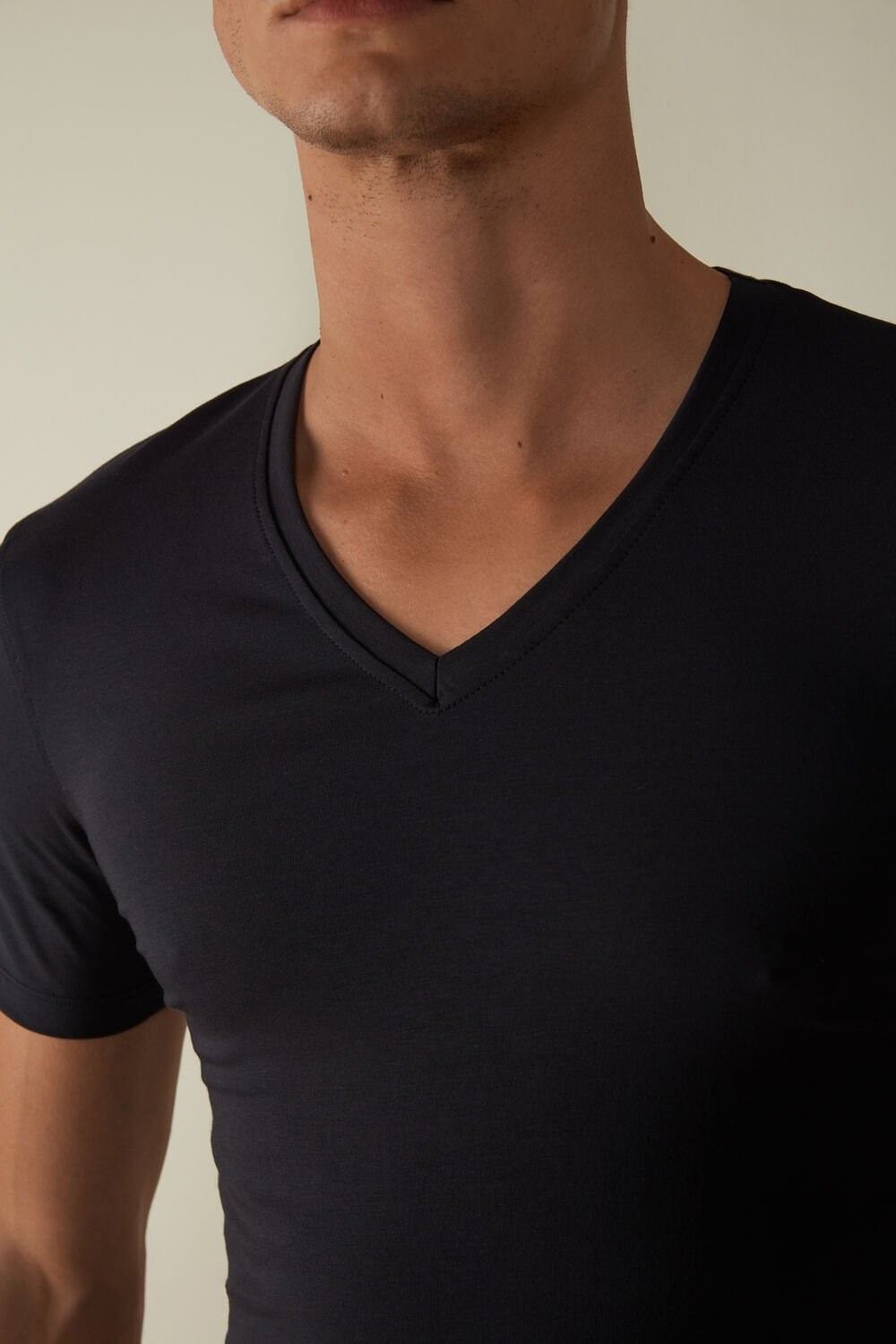 Blue - 800 - Midnight Blue Intimissimi V-neck T-shirt in Stretch Supima® Cotton | ZQOA-71954