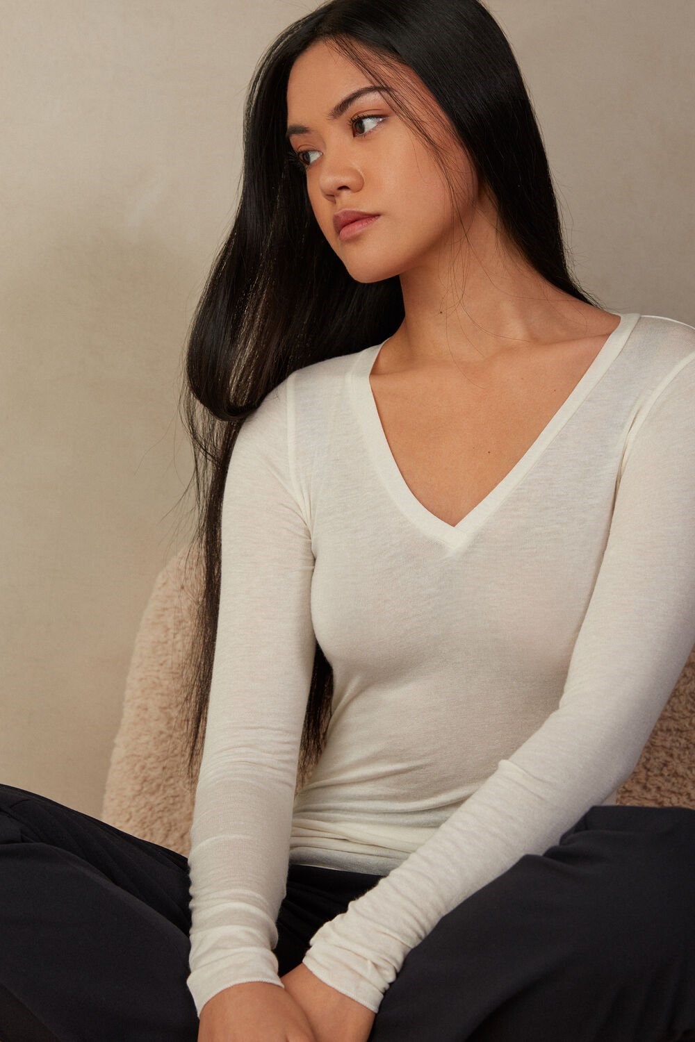 Ivory - 231i - Vanilla Intimissimi V-neck top in Modal Ultralight with Cashmere | HVRS-60752