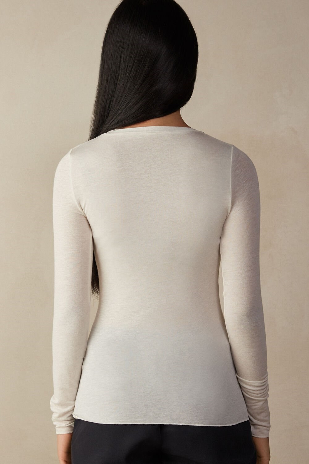 Ivory - 231i - Vanilla Intimissimi V-neck top in Modal Ultralight with Cashmere | HVRS-60752